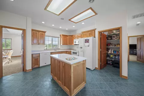 Kitchen - 17935 Rivers Edge Dr, Red Bluff, CA 96080 photo 2 of 2