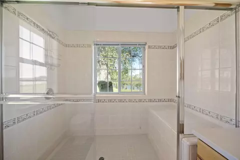 Bath - 17935 Rivers Edge Dr, Red Bluff, CA 96080 photo 4 of 7