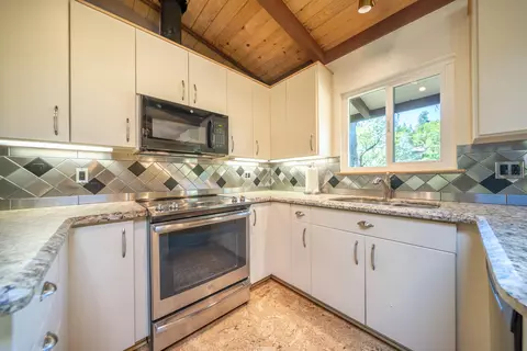 750 Pioneer Ct, Redding, CA 96001 photo 9