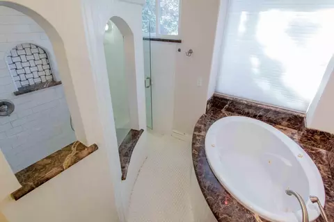 Bath - 13454 Tierra Heights Rd, Redding, CA 96003 photo 5 of 8