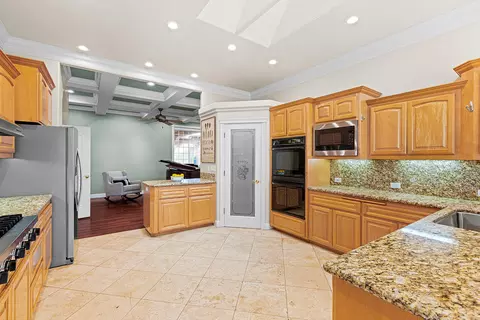 Kitchen - 13454 Tierra Heights Rd, Redding, CA 96003 photo 6 of 6
