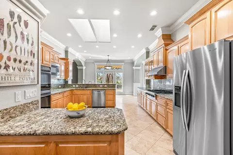 Kitchen - 13454 Tierra Heights Rd, Redding, CA 96003 photo 3 of 6