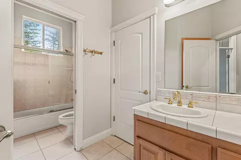Bath - 13454 Tierra Heights Rd, Redding, CA 96003 photo 6 of 8