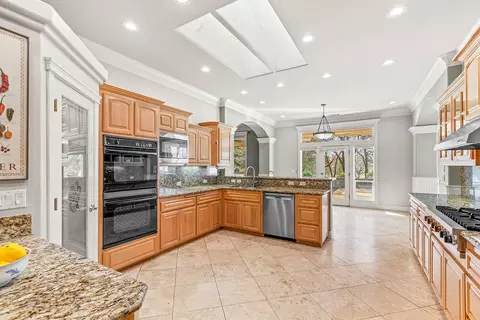 Kitchen - 13454 Tierra Heights Rd, Redding, CA 96003 photo 4 of 6