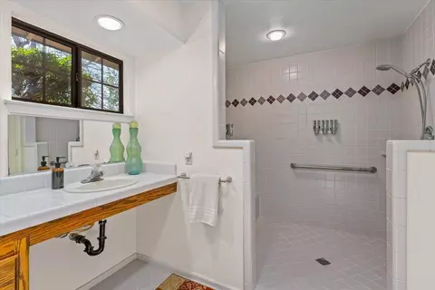 Bath - 16946 Campo Calle, Redding, CA 96001 photo 2 of 9