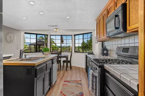 Kitchen - 16946 Campo Calle, Redding, CA 96001 photo 6 of 10