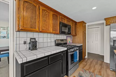 Kitchen - 16946 Campo Calle, Redding, CA 96001 photo 4 of 10