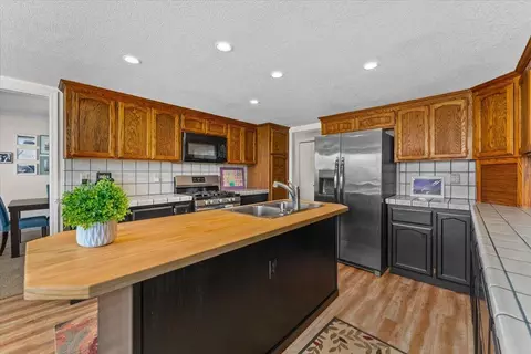Kitchen - 16946 Campo Calle, Redding, CA 96001 photo 3 of 10