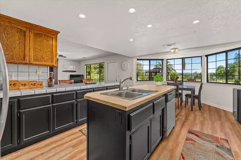 Kitchen - 16946 Campo Calle, Redding, CA 96001 photo 7 of 10