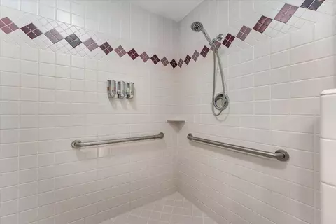 Bath - 16946 Campo Calle, Redding, CA 96001 photo 3 of 9