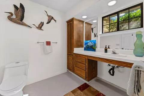 Bath - 16946 Campo Calle, Redding, CA 96001 photo 5 of 9