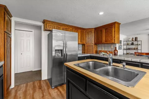 Kitchen - 16946 Campo Calle, Redding, CA 96001 photo 5 of 10