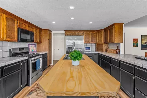 Kitchen - 16946 Campo Calle, Redding, CA 96001 photo 10 of 10