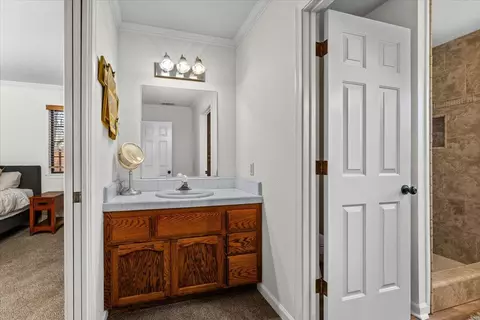 Bath - 16946 Campo Calle, Redding, CA 96001 photo 6 of 9