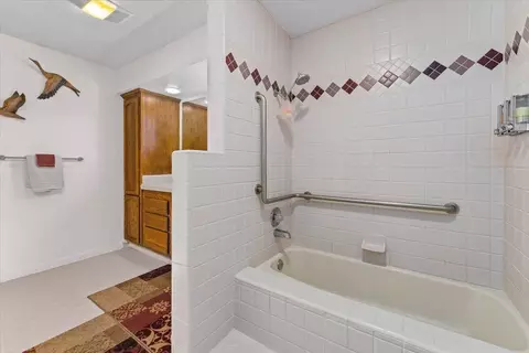 Bath - 16946 Campo Calle, Redding, CA 96001 photo 4 of 9