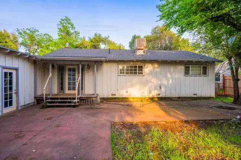 Exterior - 3082 Lawrence Rd, Redding, CA 96002 photo 2 of 4