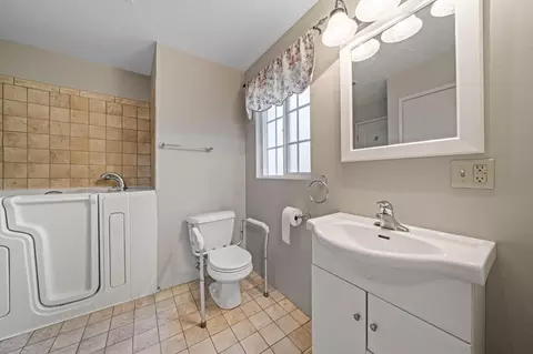 Bath - 3082 Lawrence Rd, Redding, CA 96002 photo 1 of 2