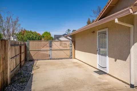 Exterior - 2771 Dawnridge Dr, Redding, CA 96001 photo 5 of 7