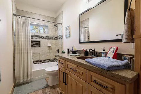Bath - 22568 Rio Robles Dr, Red Bluff, CA 96080 photo 4 of 6