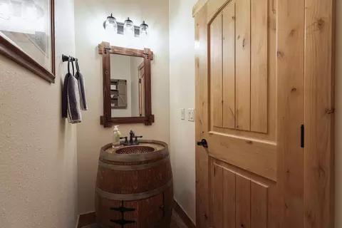 Bath - 22568 Rio Robles Dr, Red Bluff, CA 96080 photo 5 of 6