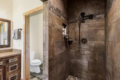 Bath - 22568 Rio Robles Dr, Red Bluff, CA 96080 photo 3 of 6