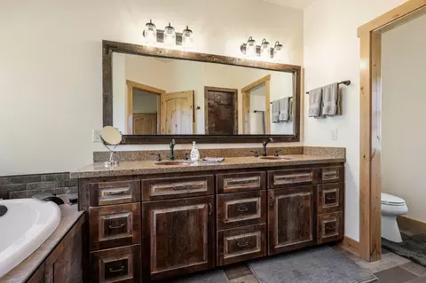 Bath - 22568 Rio Robles Dr, Red Bluff, CA 96080 photo 2 of 6