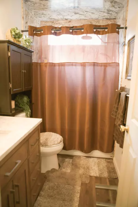 Bath - 2016 Stonybrook Dr, Red Bluff, CA 96080 photo 4 of 4