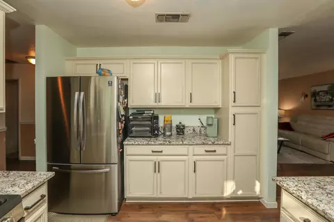 Kitchen - 2016 Stonybrook Dr, Red Bluff, CA 96080 photo 4 of 6
