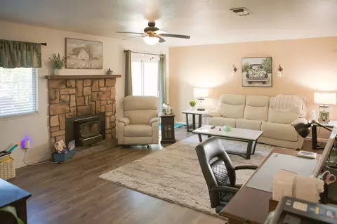Living - 2016 Stonybrook Dr, Red Bluff, CA 96080 photo 1 of 2