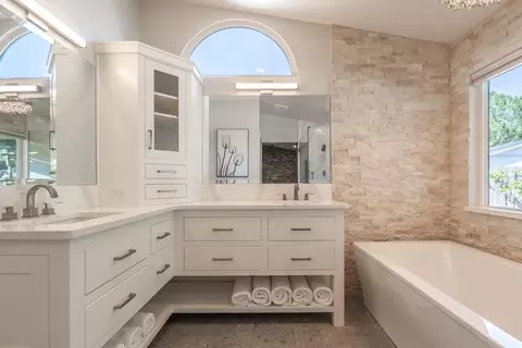 Bath - 6412 Creekside St, Redding, CA 96001 photo 3 of 7