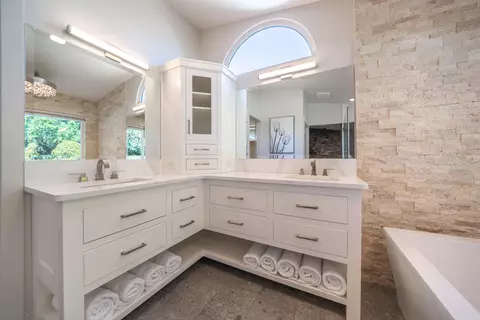 Bath - 6412 Creekside St, Redding, CA 96001 photo 4 of 7