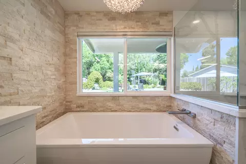 Bath - 6412 Creekside St, Redding, CA 96001 photo 5 of 7