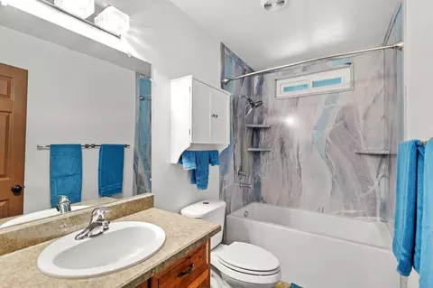 Bath - 3431 Alexander Dr, Redding, CA 96002 photo 1 of 4