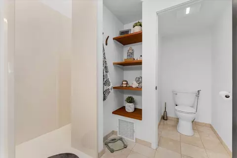 Bath - 2347 Monterey Ct, Redding, CA 96001 photo 3 of 4
