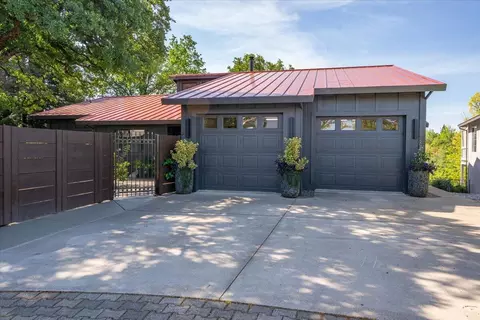 Exterior - 2347 Monterey Ct, Redding, CA 96001 photo 30 of 34