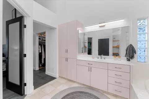 Bath - 2347 Monterey Ct, Redding, CA 96001 photo 2 of 4