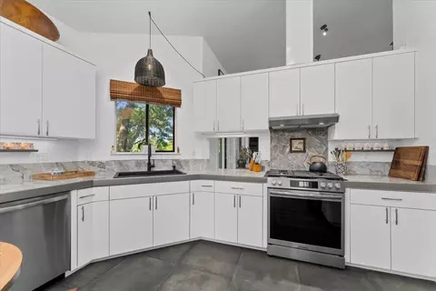 Kitchen - 2347 Monterey Ct, Redding, CA 96001 photo 4 of 6