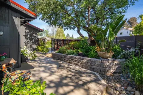 Exterior - 2347 Monterey Ct, Redding, CA 96001 photo 25 of 34