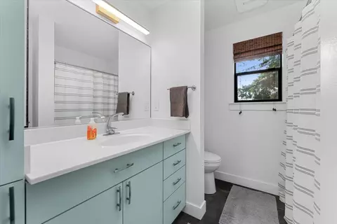 Bath - 2347 Monterey Ct, Redding, CA 96001 photo 4 of 4