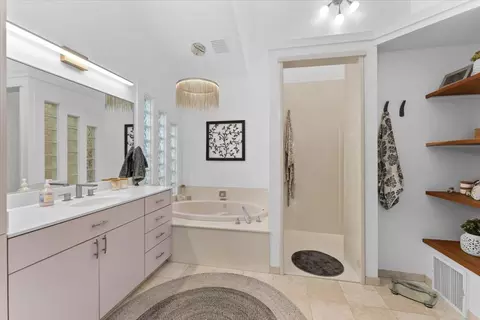 Bath - 2347 Monterey Ct, Redding, CA 96001 photo 1 of 4