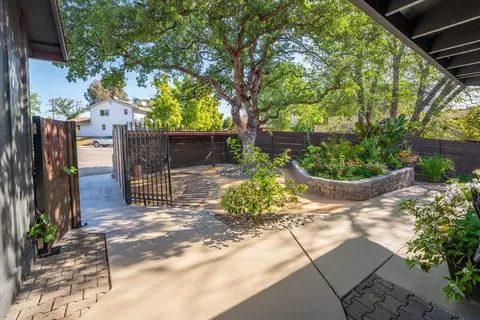Exterior - 2347 Monterey Ct, Redding, CA 96001 photo 29 of 34