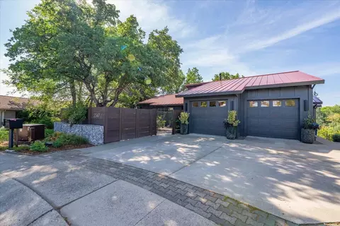 Exterior - 2347 Monterey Ct, Redding, CA 96001 photo 2 of 34