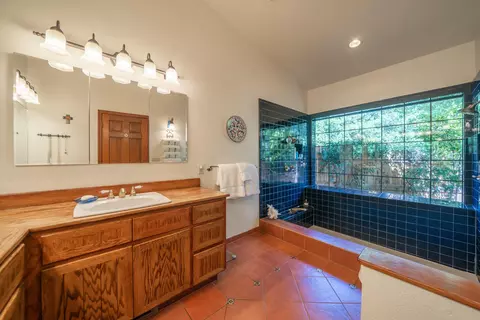 Bath - 15384 Prospect Dr, Redding, CA 96001 photo 2 of 6