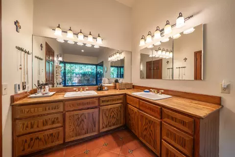 Bath - 15384 Prospect Dr, Redding, CA 96001 photo 1 of 6