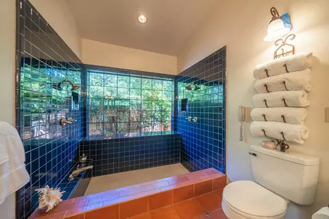 Bath - 15384 Prospect Dr, Redding, CA 96001 photo 3 of 6