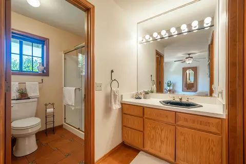 Bath - 15384 Prospect Dr, Redding, CA 96001 photo 5 of 6