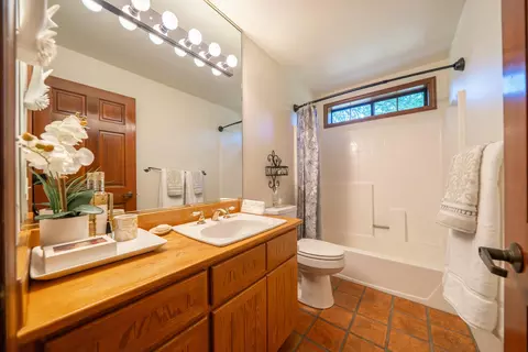 Bath - 15384 Prospect Dr, Redding, CA 96001 photo 4 of 6