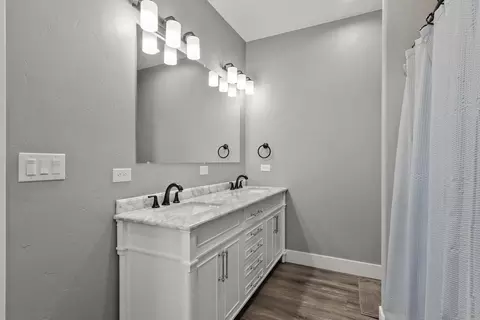 Bath - 6842 Nedra Ln, Anderson, CA 96007 photo 1 of 2