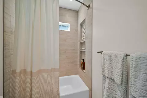 Bath - 4045 Mt Whitney Way, Redding, CA 96002 photo 5 of 8