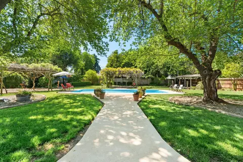 6860 Riata Dr, Redding, CA 96002 photo 2